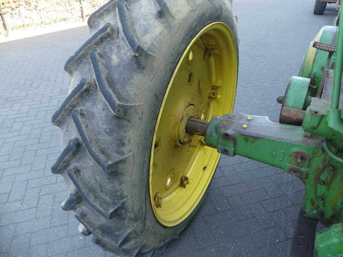 Farm tractor John-Deere 60
