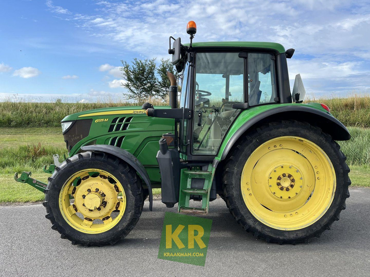 Farm tractor John Deere 6125M trekker