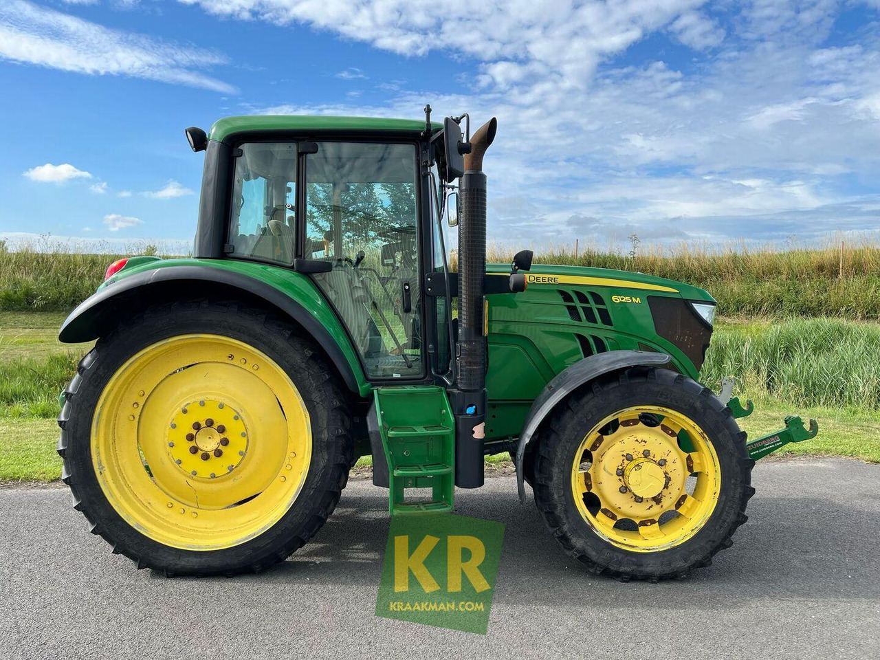 Farm tractor John Deere 6125M trekker