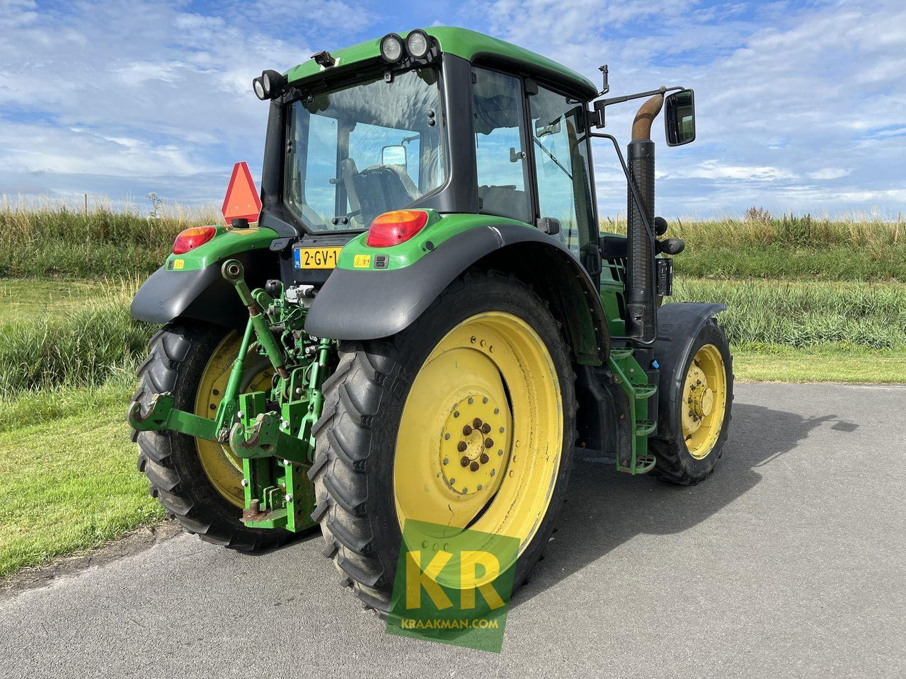Farm tractor John Deere 6125M trekker