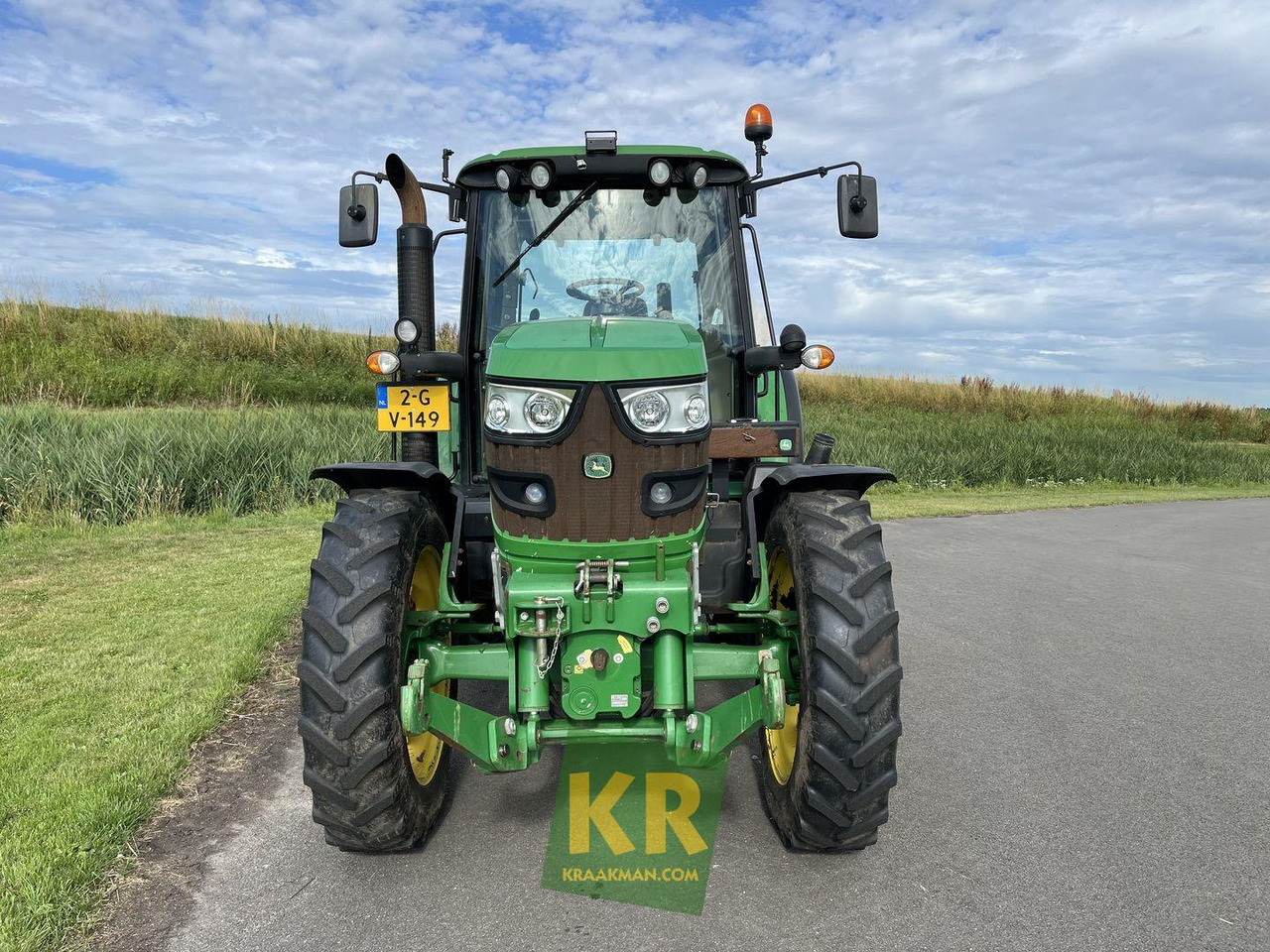 Farm tractor John Deere 6125M trekker