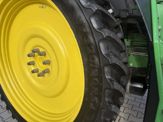 Farm tractor John Deere 6195M