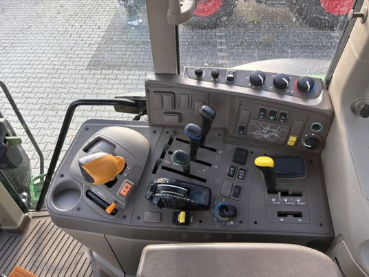 Farm tractor John Deere 6195M