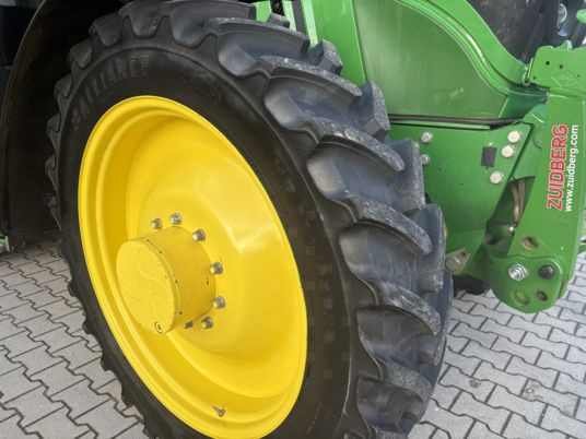 Farm tractor John Deere 6195M