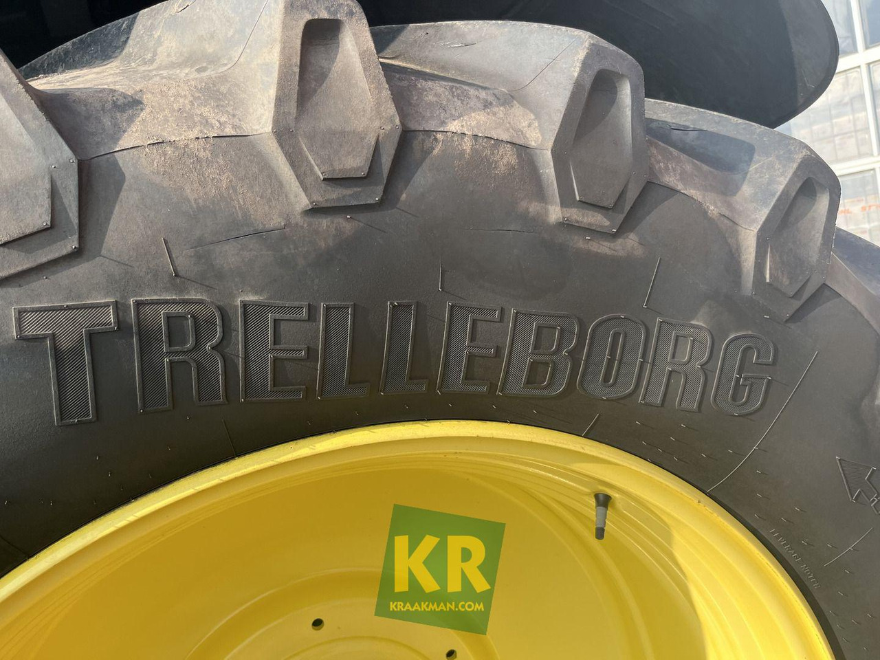 Farm tractor John Deere 6195M