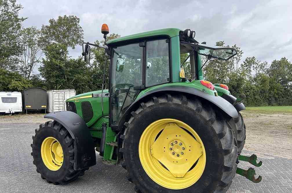 Farm tractor John Deere 6220 premium