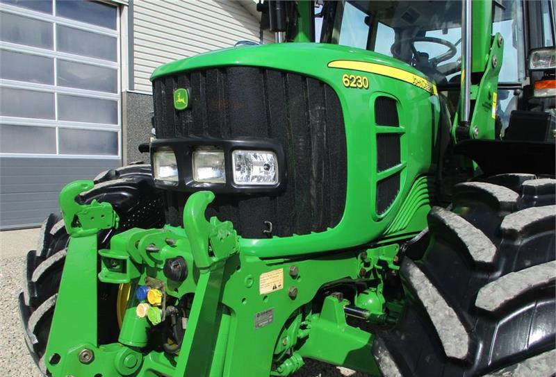 Farm tractor John Deere 6230 med frontlift og Trima +4.0P frontlæsser