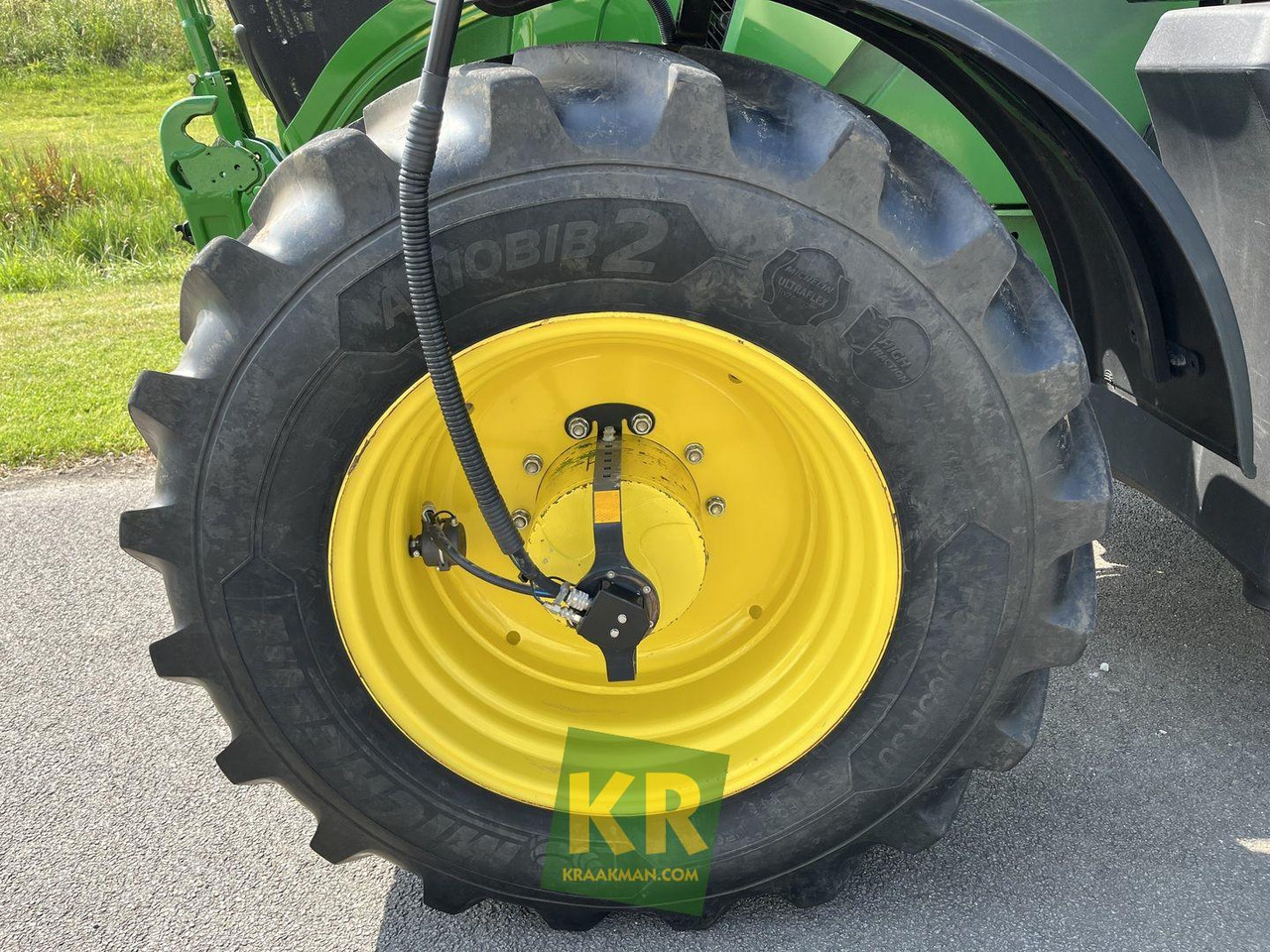 Farm tractor John Deere 6R 185