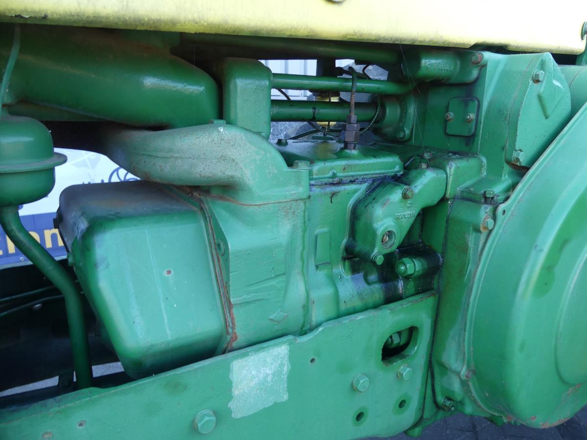 Farm tractor John-Deere 730