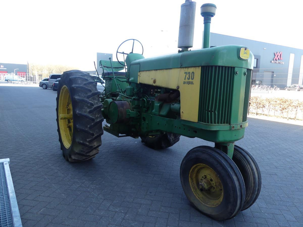 Farm tractor John-Deere 730