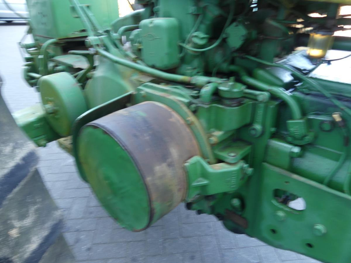 Farm tractor John-Deere 730