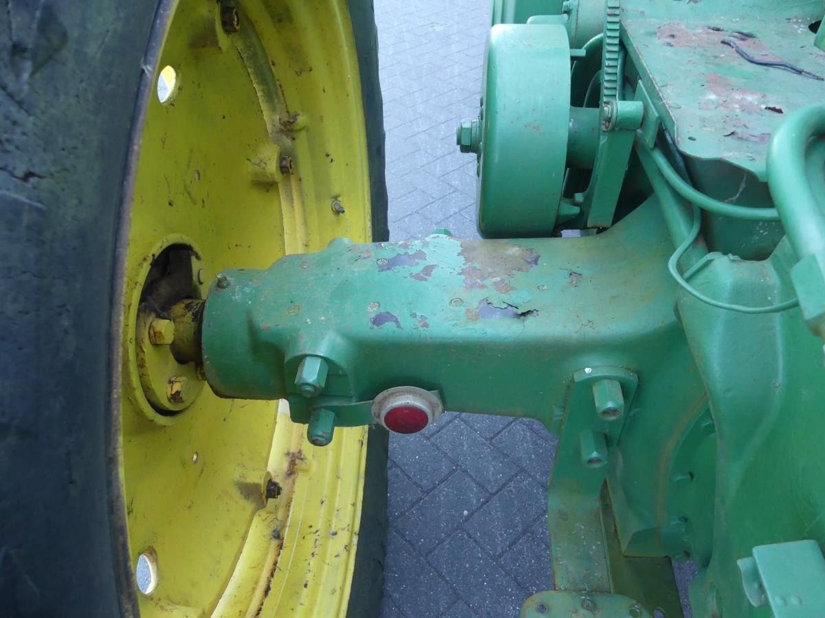 Farm tractor John-Deere 730