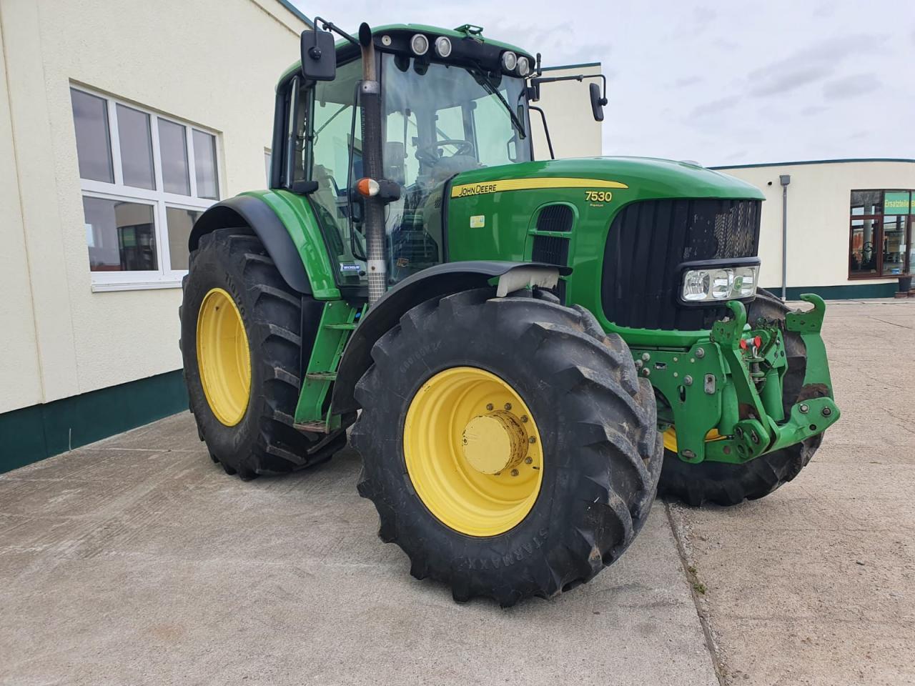 Farm tractor John Deere 7530: picture 6