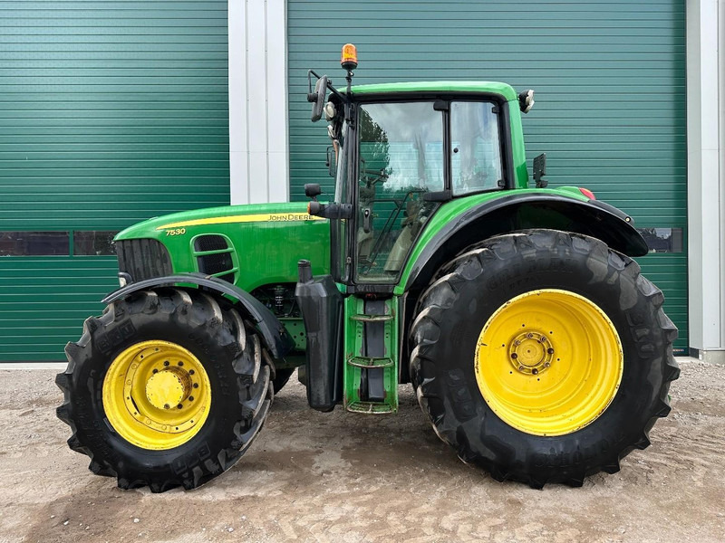 Farm tractor John Deere 7530
