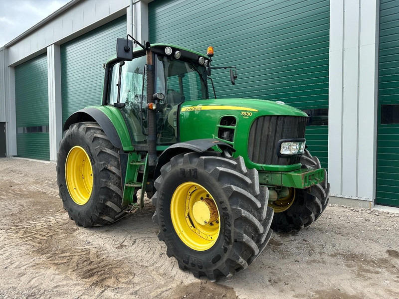 Farm tractor John Deere 7530
