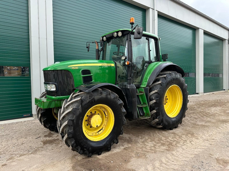Farm tractor John Deere 7530