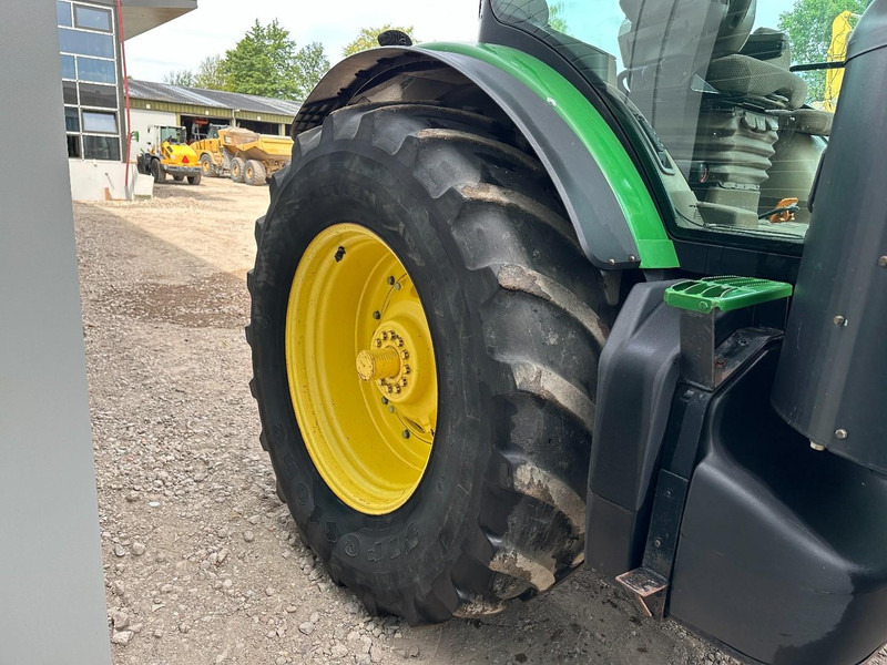 Farm tractor John Deere 8335R AutoPower