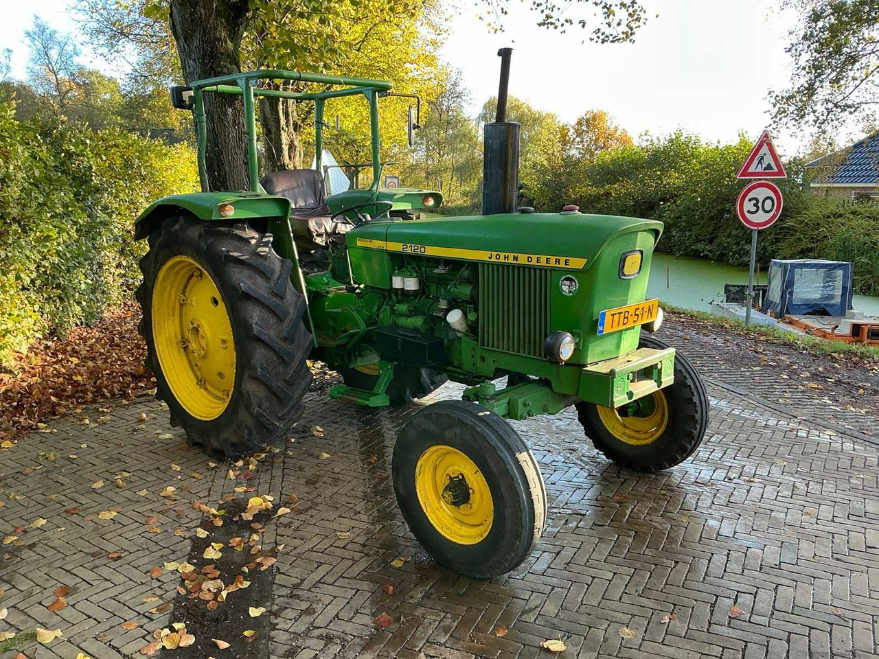 Farm tractor John deere 2120