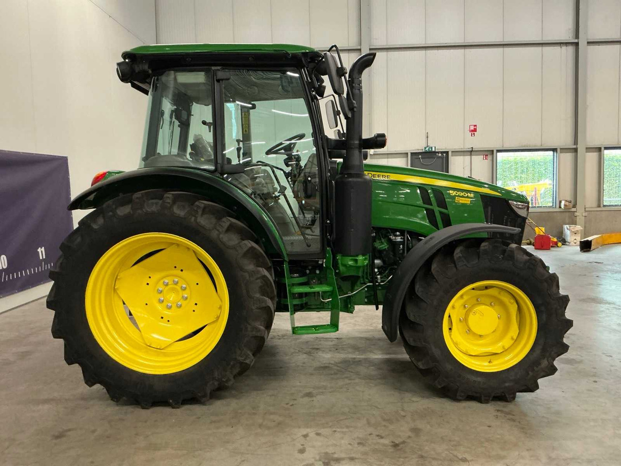 Farm tractor John deere 5090M
