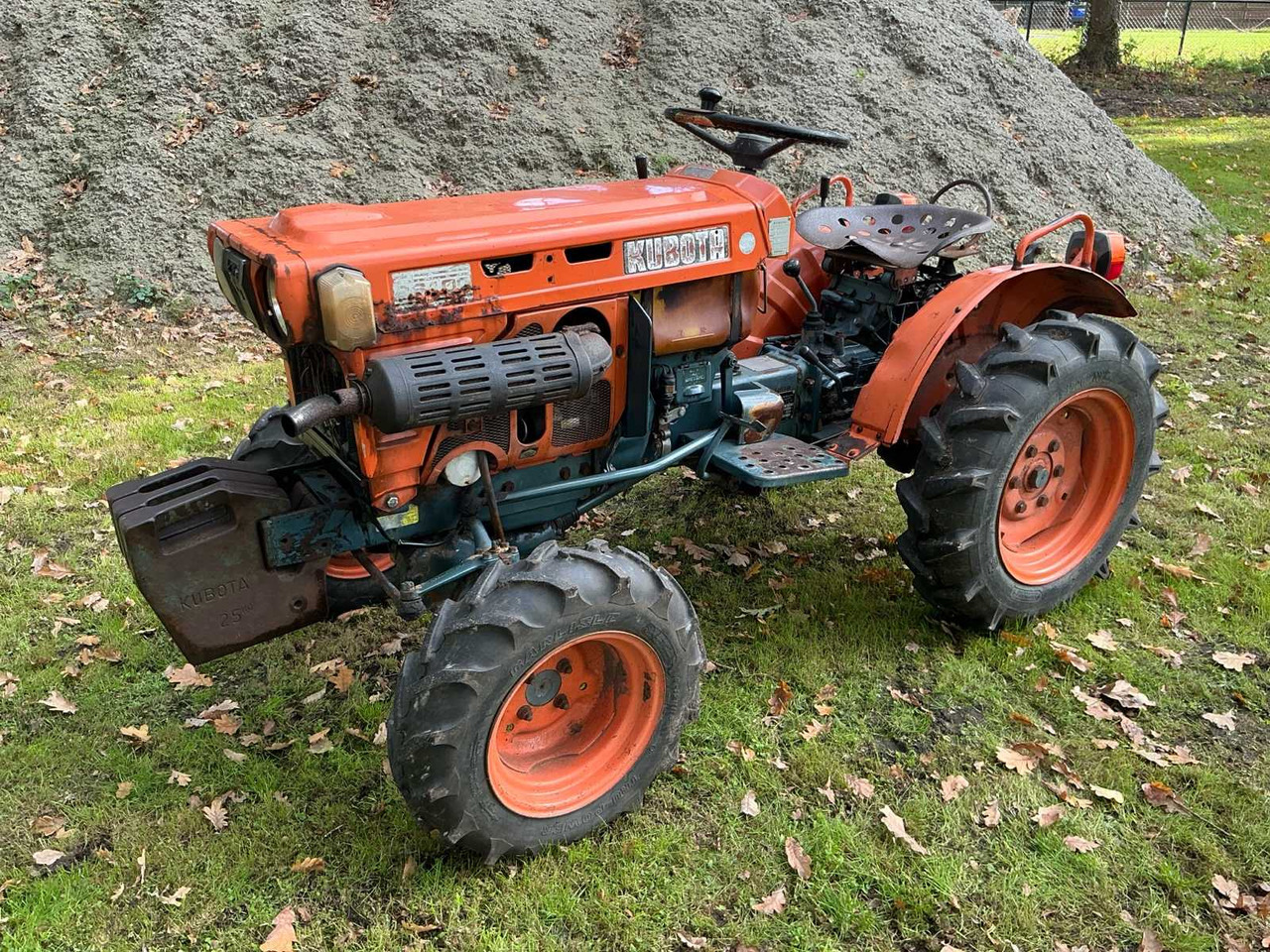 Farm tractor Kubota B6100 D