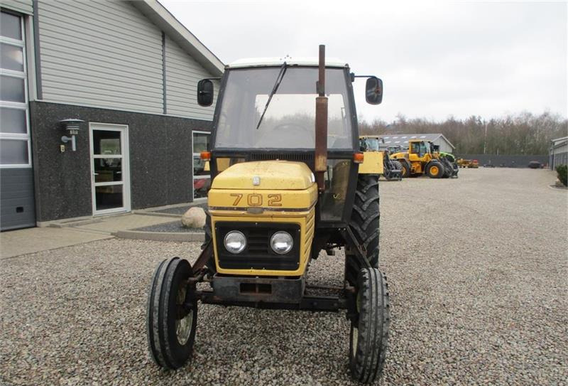 Farm tractor Leyland 702 Med lukket kabine, servostyrring og registreri