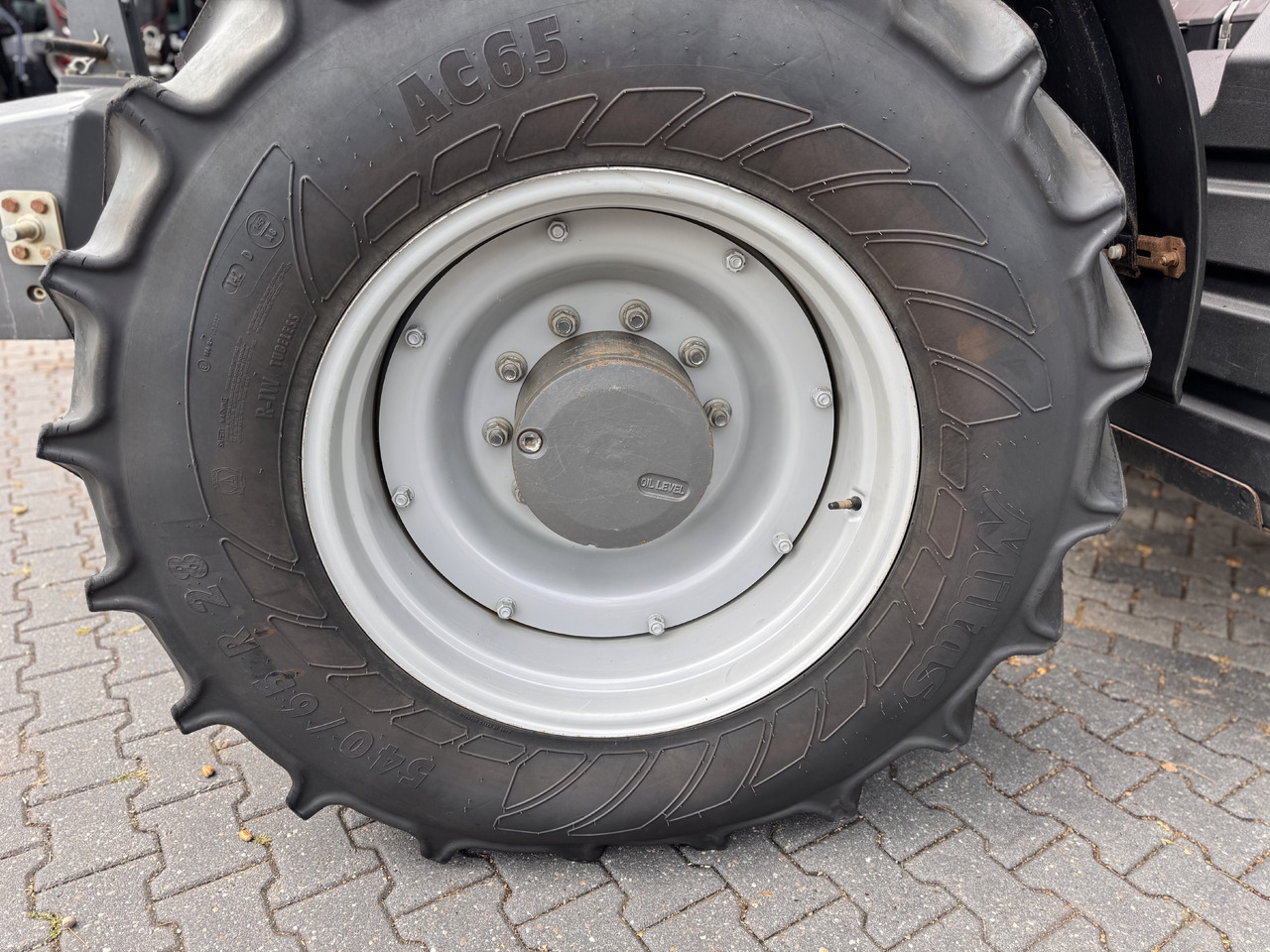 Farm tractor MASSEY FERGUSON 7s.180 Dyna6 Efficient