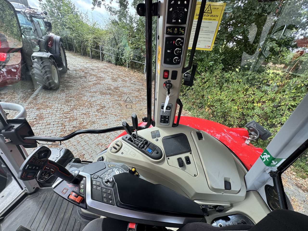 Farm tractor MASSEY FERGUSON 7s.180 Dyna6 Efficient