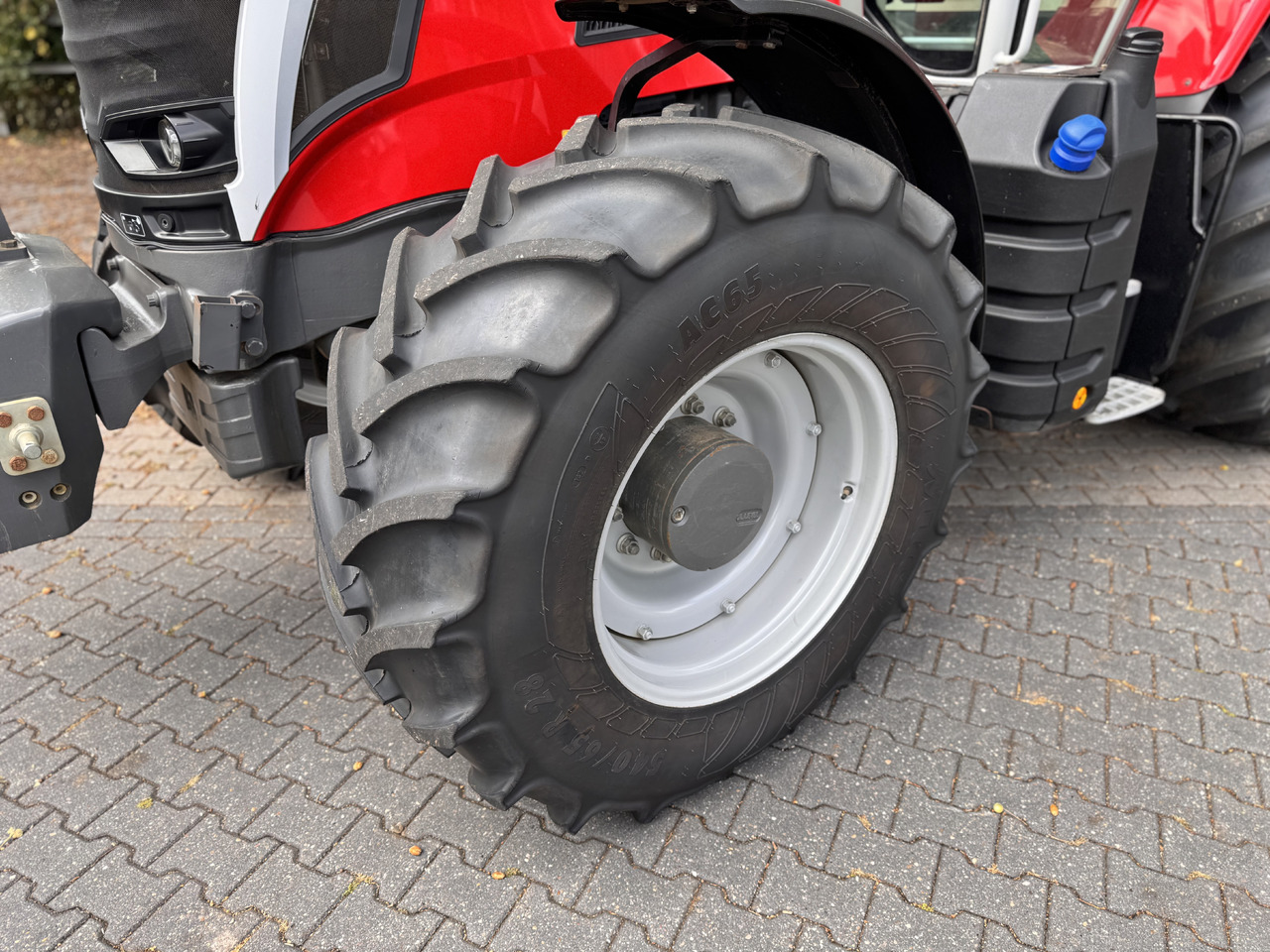 Farm tractor MASSEY FERGUSON 7s.180 Dyna6 Efficient