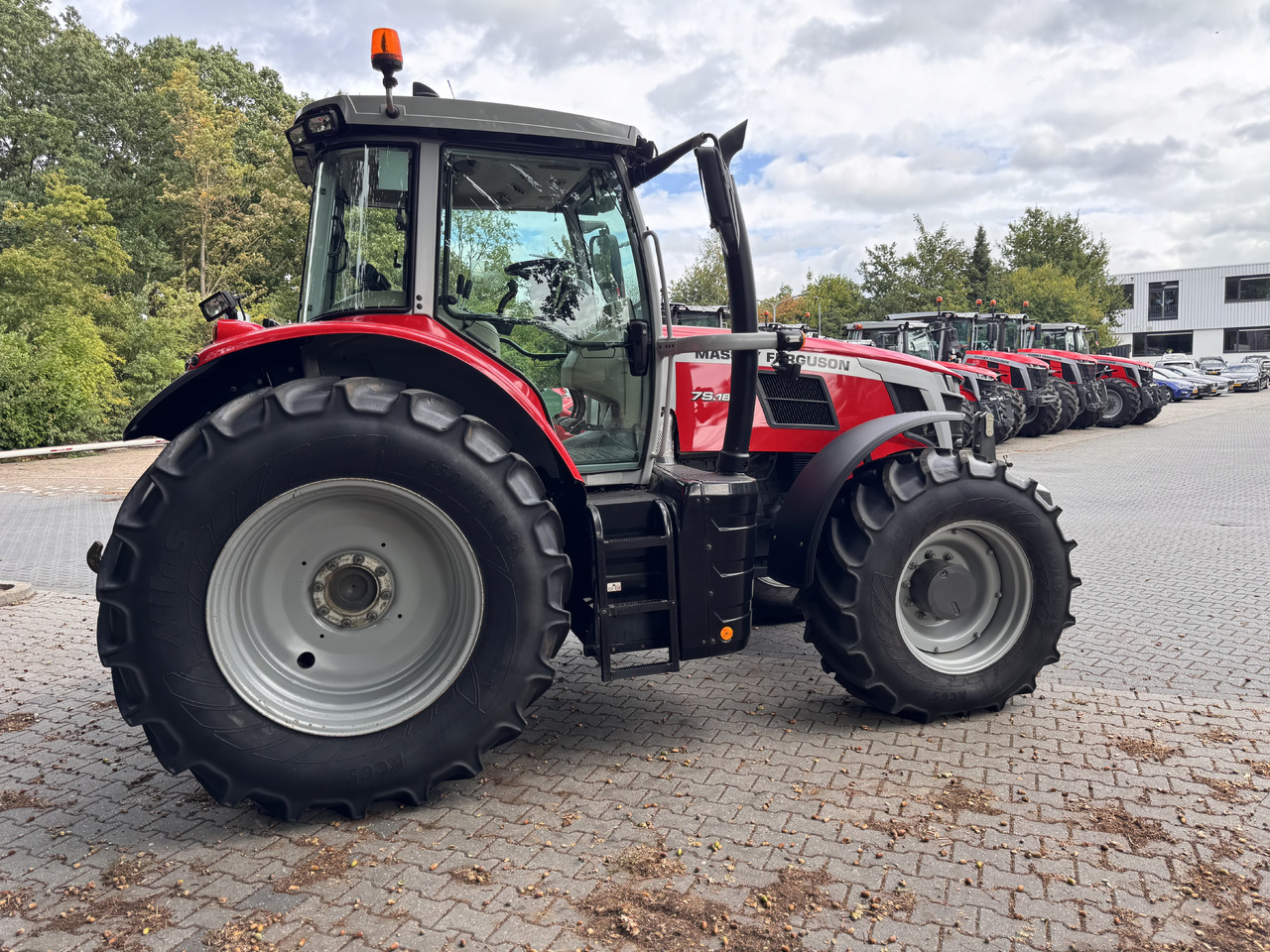 Farm tractor MASSEY FERGUSON 7s.180 Dyna6 Efficient