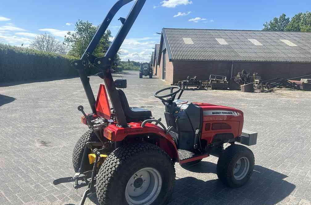 Farm tractor Massey Ferguson 1525 hydrostaat