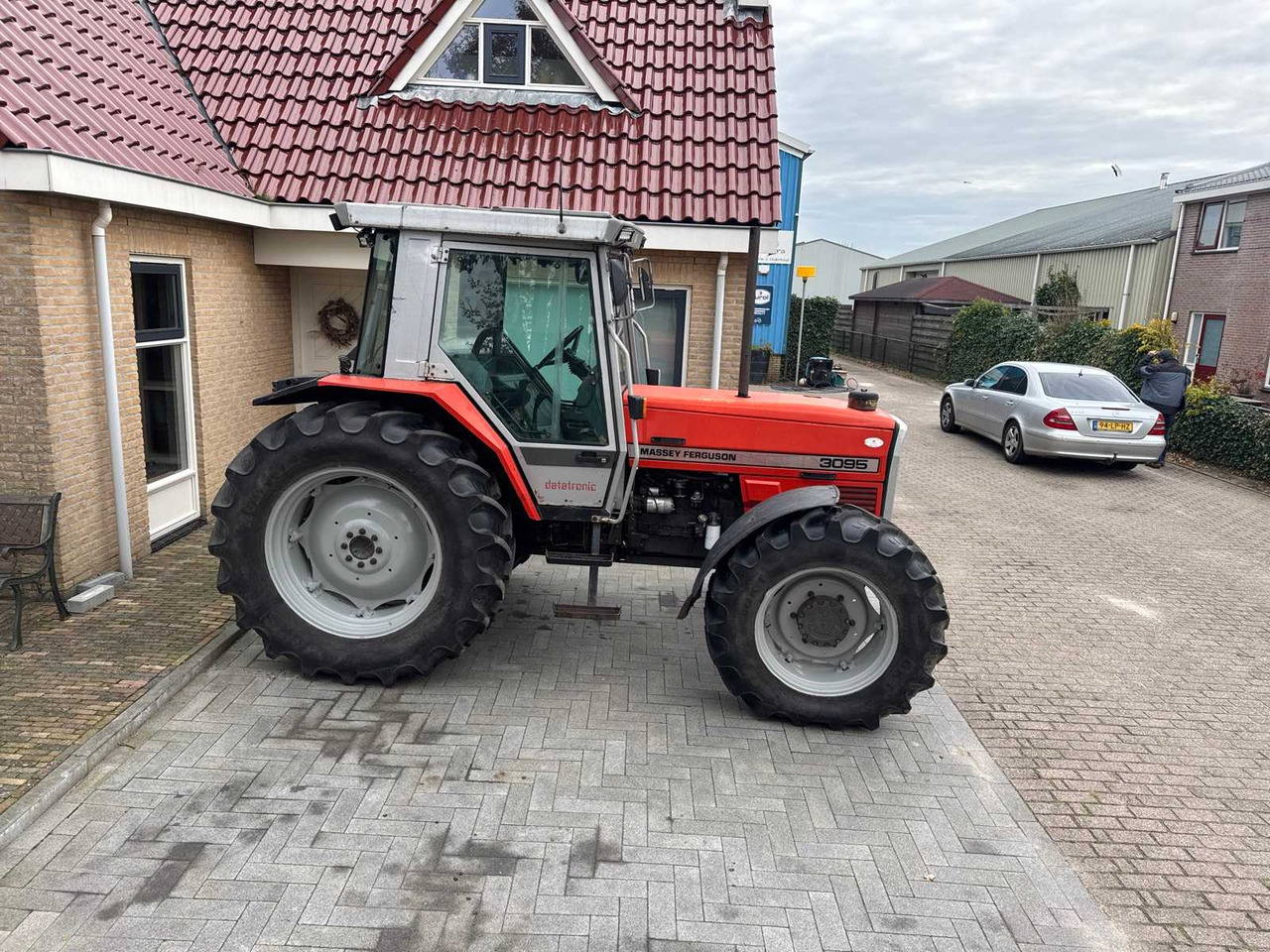 Farm tractor Massey-Ferguson 3095 datatronic