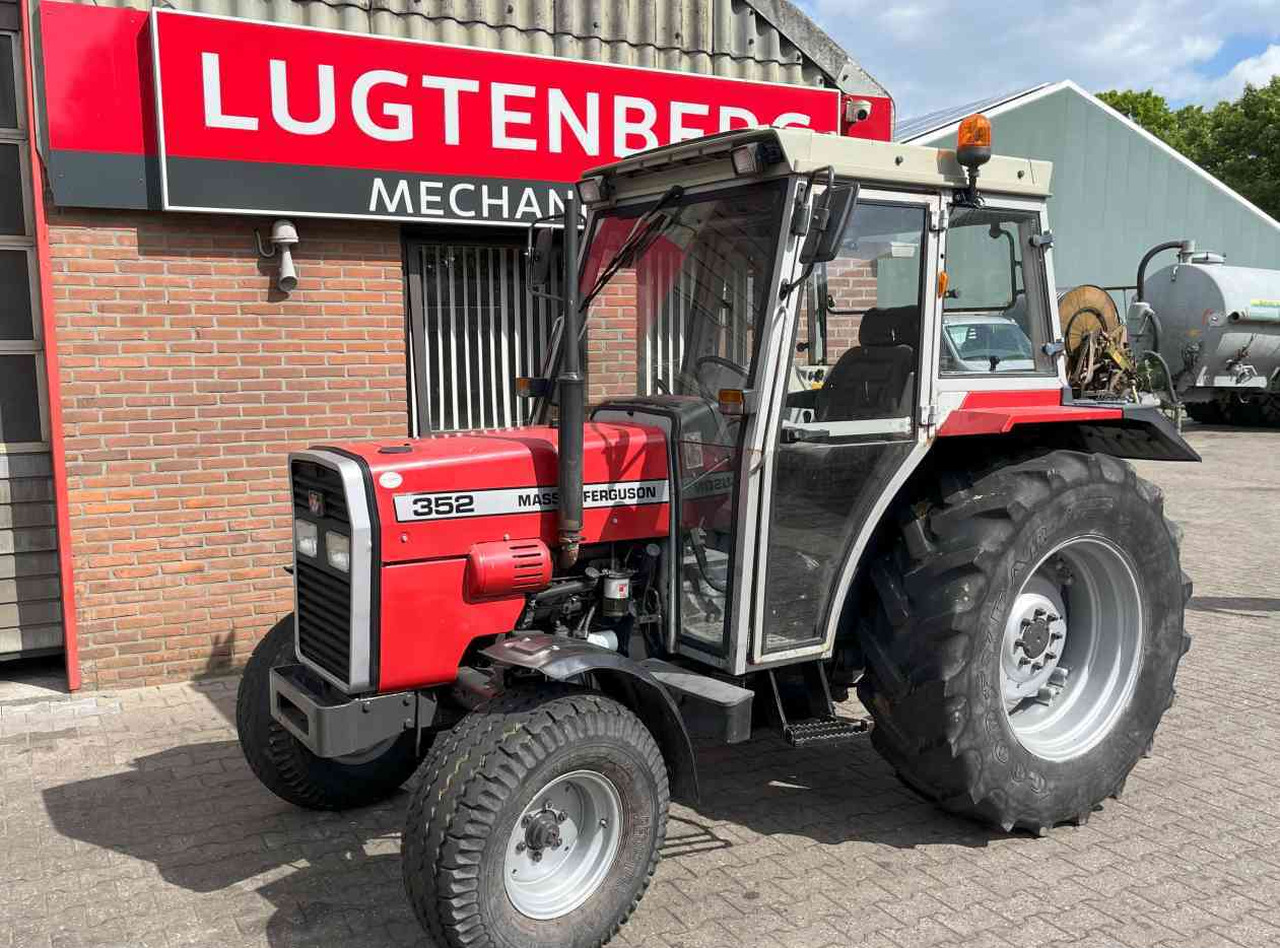 Farm tractor Massey Ferguson 352 Turbo Tractoren.