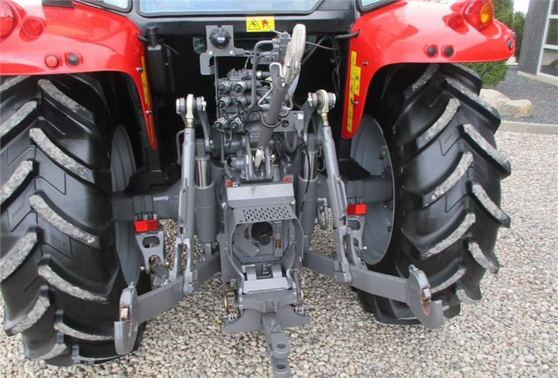 Farm tractor Massey Ferguson 5410 Dyna 4 Stepnose Med frontlæsser. SOM NY, en e