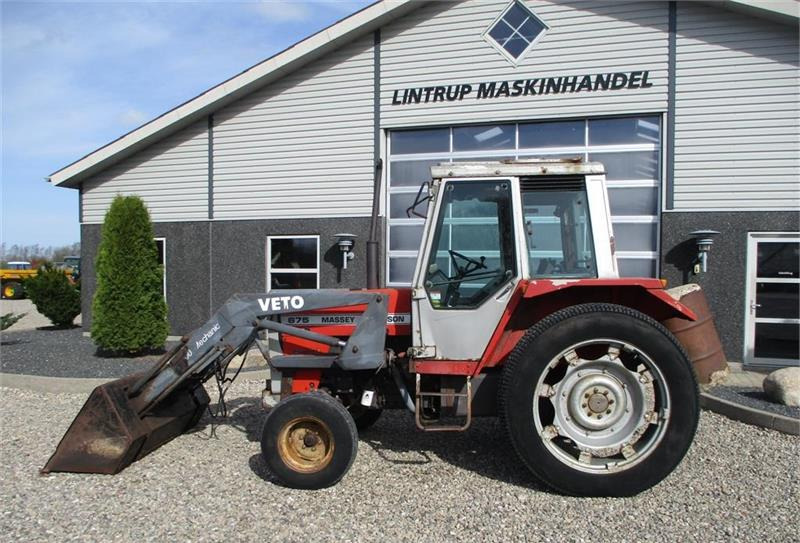 Farm tractor Massey Ferguson 675 Speedshift med frontlæsser