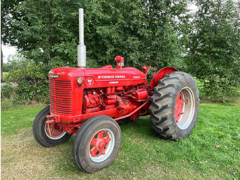 Farm tractor McCormick deering WD9