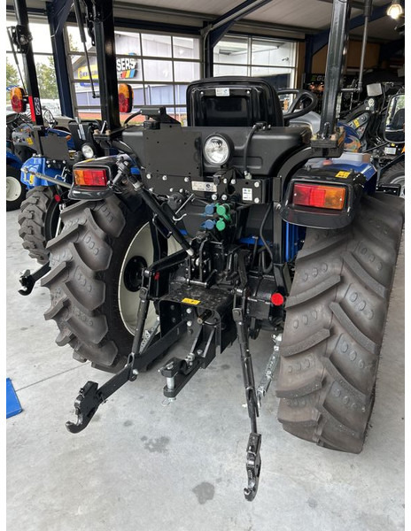Farm tractor New Holland New Holland Boomer