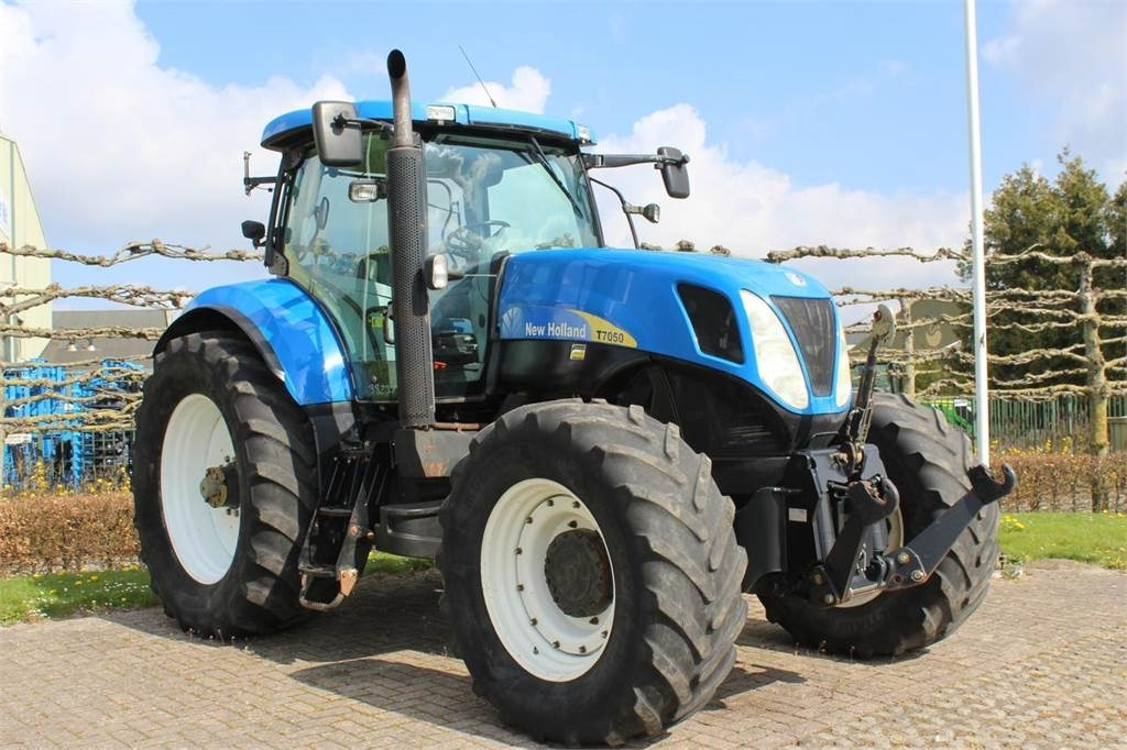 Farm tractor New Holland T7050
