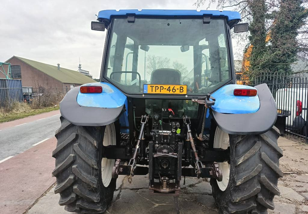Farm tractor New Holland TL 100 A trekker tractor met front lader boom voor