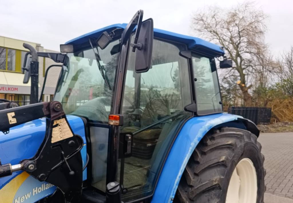 Farm tractor New Holland TL 100 A trekker tractor met front lader boom voor