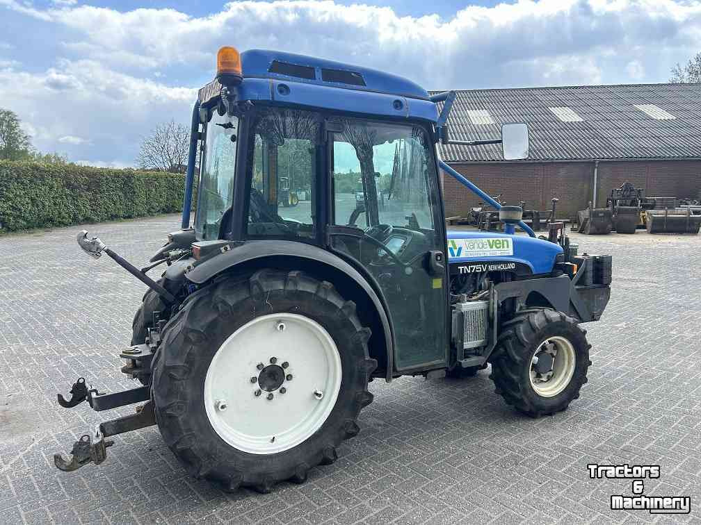 Farm tractor New Holland TN75 V smalspoor tractor