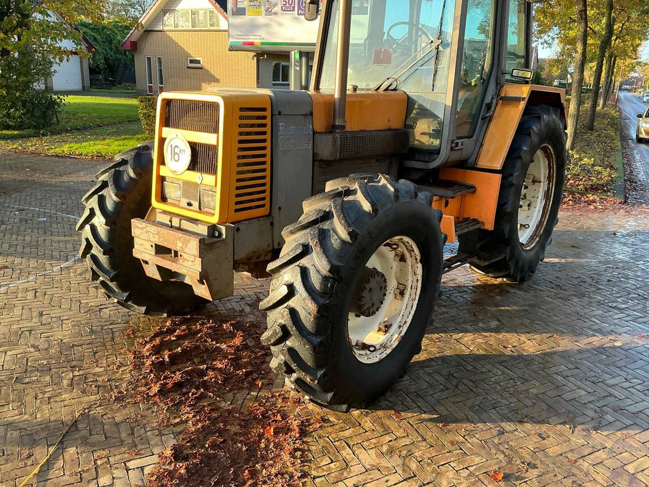 Farm tractor Renault 133.14