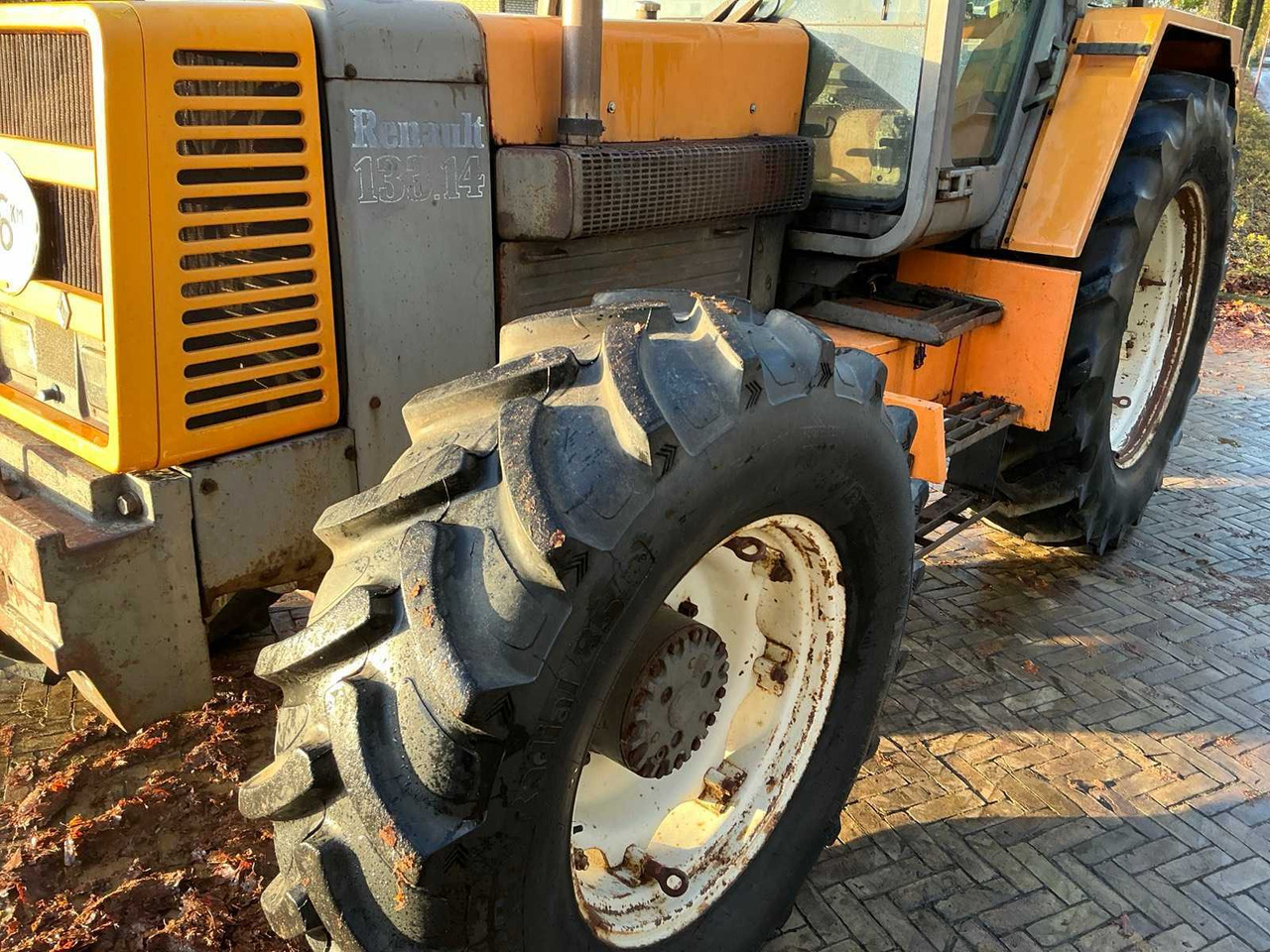 Farm tractor Renault 133.14