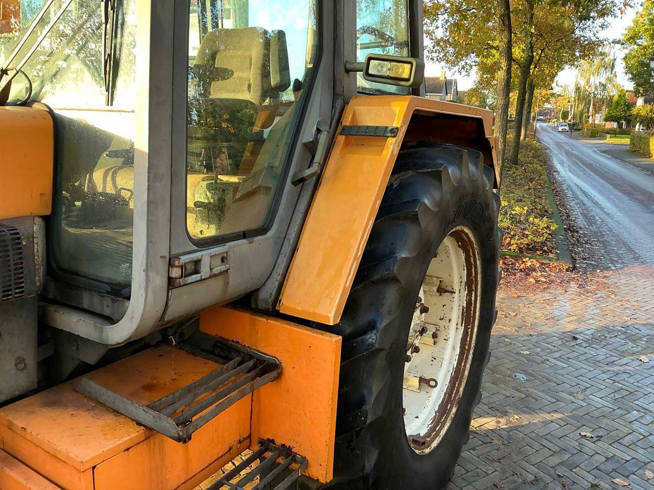 Farm tractor Renault 133.14