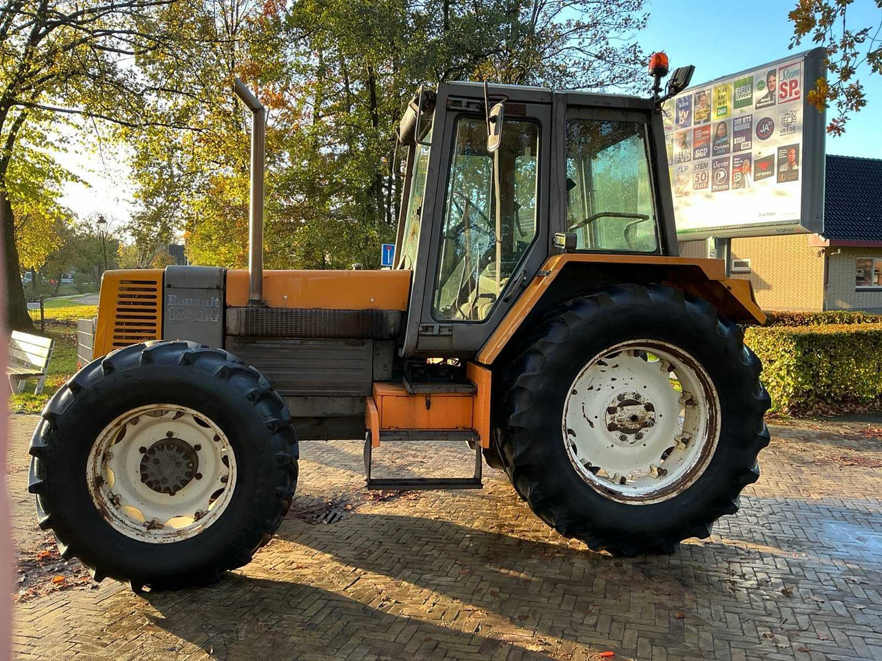 Farm tractor Renault 133.14