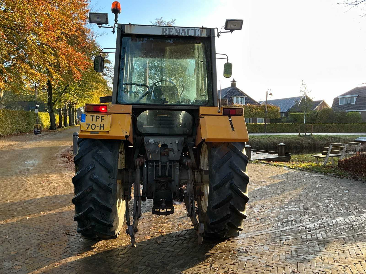 Farm tractor Renault 133.14