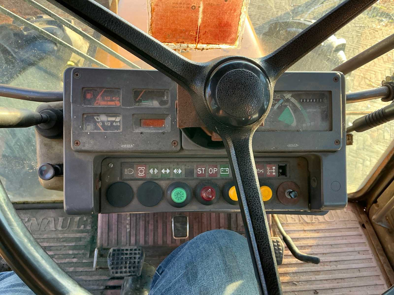 Farm tractor Renault 133.14