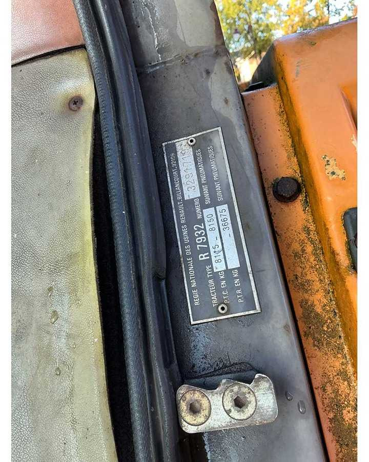 Farm tractor Renault 133.14