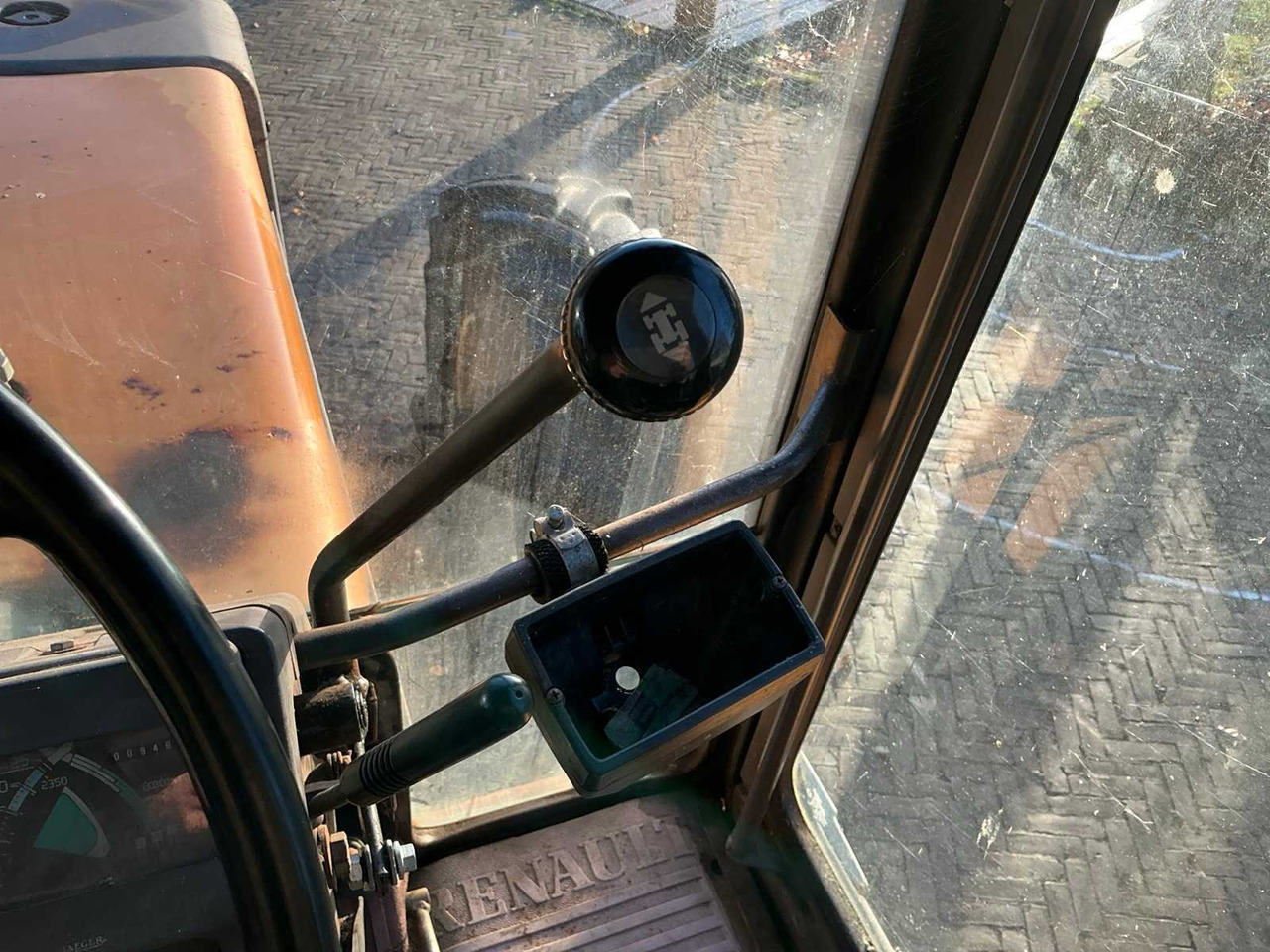 Farm tractor Renault 133.14