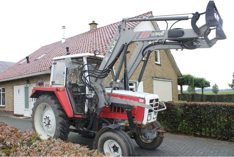 Farm tractor Steyr 8080 met voorlader