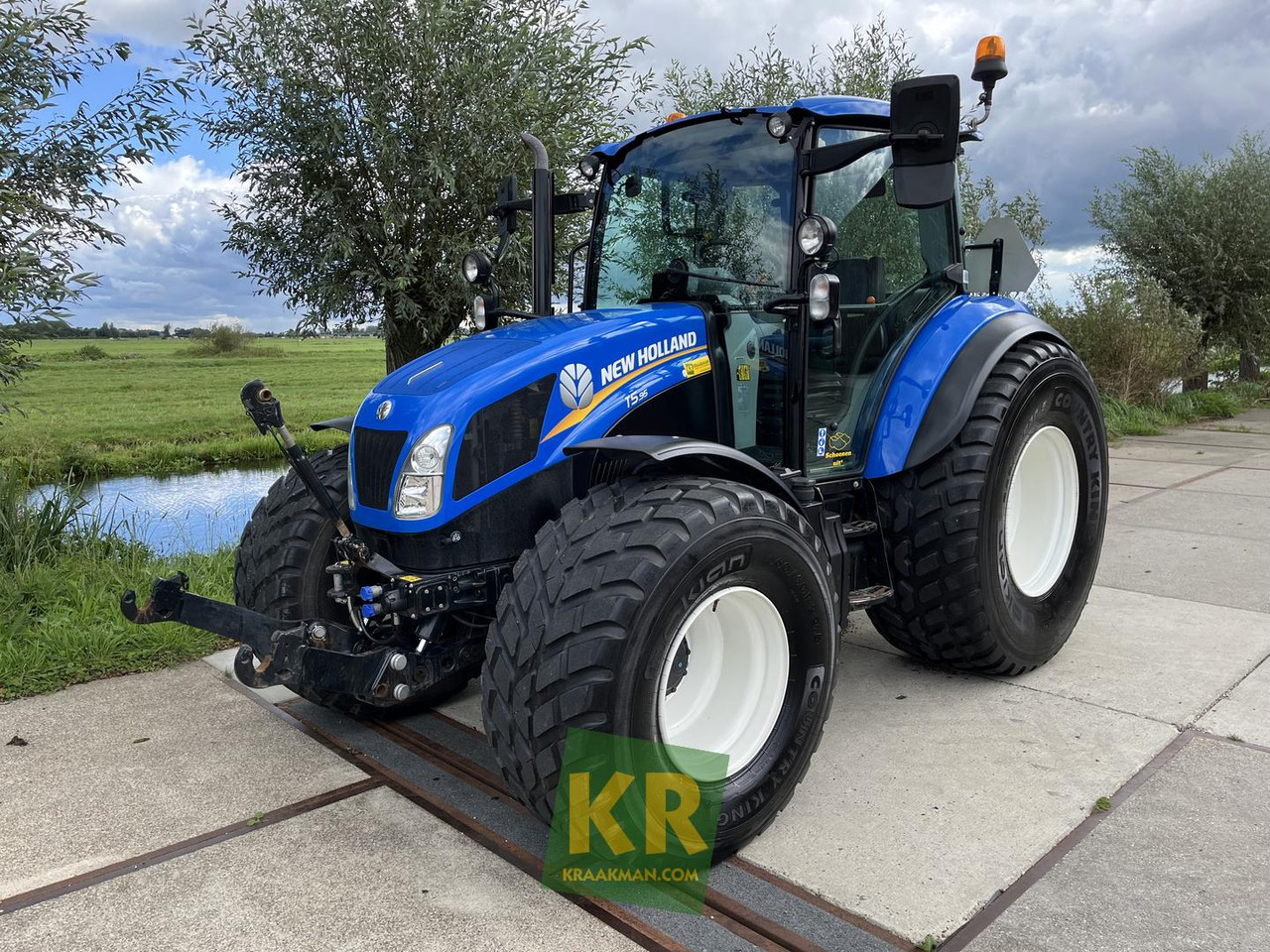 Farm tractor T5.95 New Holland